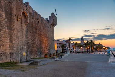 Hırvatistan 'ın Trogir kentindeki Kamerlengo sarayının gün doğumu manzarası
