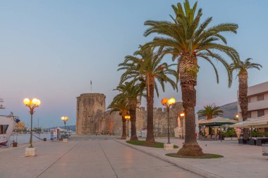 Hırvatistan 'ın Trogir kentindeki Kamerlengo sarayının gün doğumu manzarası