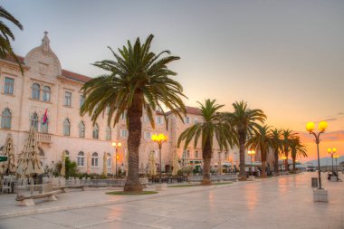 Hırvatistan 'ın Trogir kentinde sahil yürüyüşünün gün doğumu manzarası