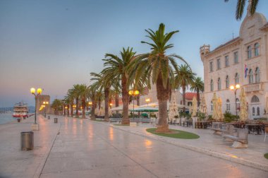 Hırvatistan 'ın Trogir kentinde sahil yürüyüşünün gün doğumu manzarası