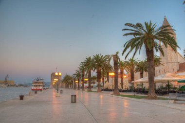 Hırvatistan 'ın Trogir kentinde sahil yürüyüşünün gün doğumu manzarası