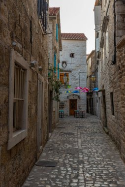 Hırvatistan 'ın eski Trogir kentinde eski dar bir sokak