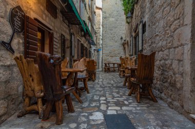 Hırvatistan 'ın eski Trogir kentinde eski dar bir sokak