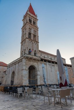 Hırvatistan 'ın Trogir kentindeki Saint Lawrence katedralinin gün doğumu manzarası