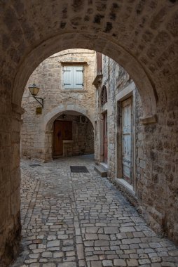 Hırvatistan 'ın eski Trogir kentinde eski dar bir sokak
