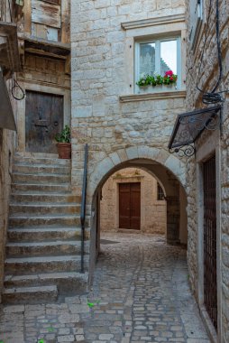 Hırvatistan 'ın eski Trogir kentinde eski dar bir sokak