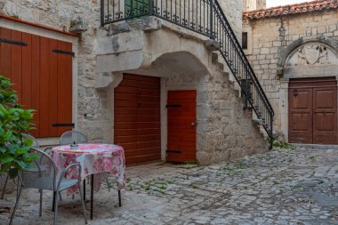 Hırvatistan 'ın eski Trogir kentinde eski dar bir sokak