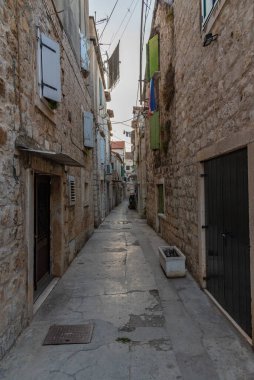 Hırvatistan 'ın eski Trogir kentinde eski dar bir sokak