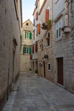Hırvatistan 'ın eski Trogir kentinde eski dar bir sokak