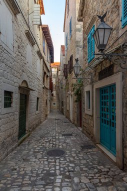 Hırvatistan 'ın eski Trogir kentinde eski dar bir sokak