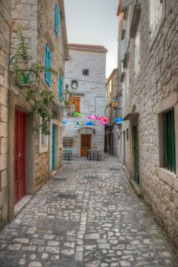Hırvatistan 'ın eski Trogir kentinde eski dar bir sokak