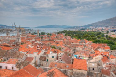 Hırvat kasabası Trogir 'in kırmızı çatıları