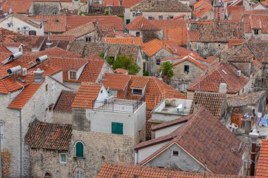Hırvat kasabası Trogir 'in kırmızı çatıları