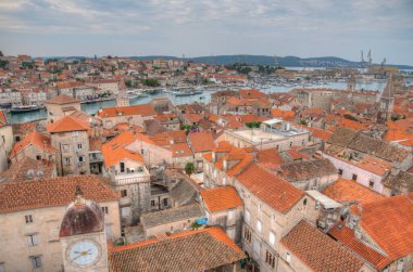 Hırvat kasabası Trogir 'in kırmızı çatıları