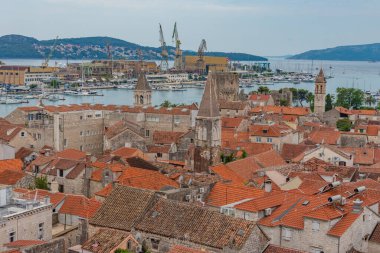 Hırvat kasabası Trogir 'in kırmızı çatıları