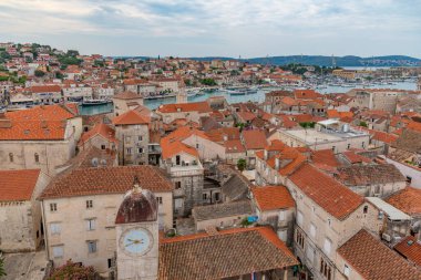 Hırvatistan 'ın Trogir kentindeki Ivana Pavla II meydanında kent logjisinin havadan görünüşü
