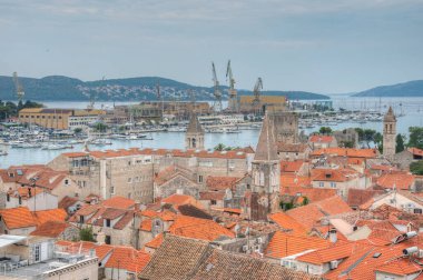 Hırvat kasabası Trogir 'in kırmızı çatıları