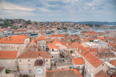 Hırvat kasabası Trogir 'in kırmızı çatıları
