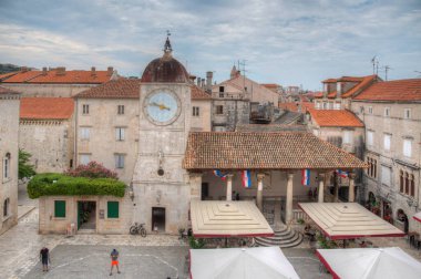 Hırvatistan 'ın Trogir kentindeki Ivana Pavla II meydanında kent logjisinin gün doğumu manzarası