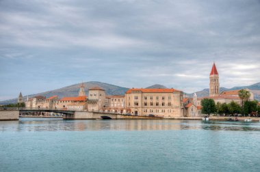 Bulutlu bir günde Hırvat kenti Trogir 'in limanı