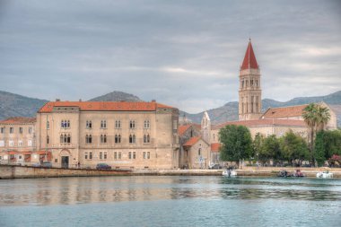 Bulutlu bir günde Hırvat kenti Trogir 'in limanı