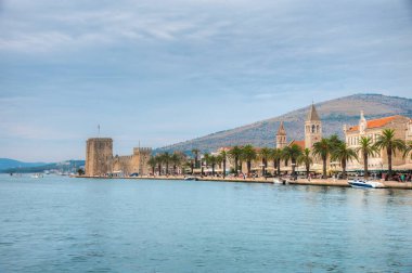Bulutlu bir günde Hırvat kenti Trogir 'in limanı