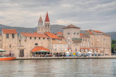Bulutlu bir günde Hırvat kenti Trogir 'in limanı
