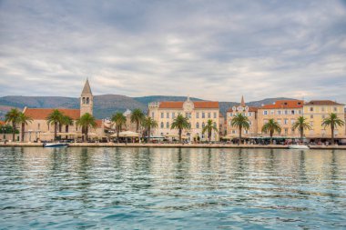 Bulutlu bir günde Hırvat kenti Trogir 'in limanı