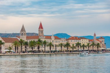 Bulutlu bir günde Hırvat kenti Trogir 'in limanı