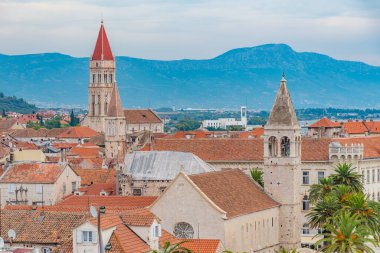 Hırvat kasabası Trogir 'in kırmızı çatıları