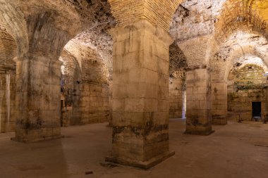 Hırvat kentindeki Diocletian Sarayı 'nın taş mahzenleri bölündü