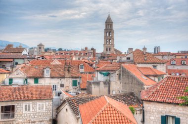 Hırvat kasabası Trogir 'in kırmızı çatıları