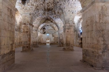 Hırvat kentindeki Diocletian Sarayı 'nın taş mahzenleri bölündü
