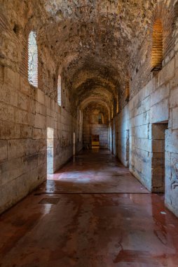 Hırvat kentindeki Diocletian Sarayı 'nın taş mahzenleri bölündü