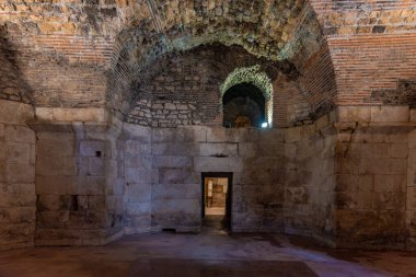 Hırvat kentindeki Diocletian Sarayı 'nın taş mahzenleri bölündü