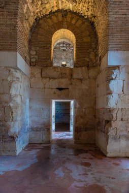 Hırvat kentindeki Diocletian Sarayı 'nın taş mahzenleri bölündü