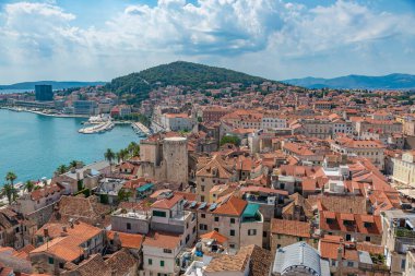 Hırvatistan 'ın eski Split kasabasına bakan Marjan tepesinin hava manzarası