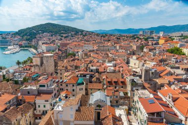 Hırvatistan 'ın eski Split kasabasına bakan Marjan tepesinin hava manzarası