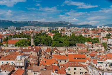 Hırvatistan 'ın Split kentindeki evlerin kırmızı çatılarının havadan manzarası