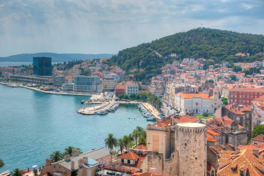 Hırvatistan 'ın eski Split kasabasına bakan Marjan tepesinin hava manzarası