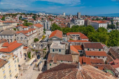Hırvatistan 'ın Split kentindeki evlerin kırmızı çatılarının havadan manzarası