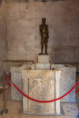 Hırvat kentinde Jüpiter Tapınağı bölündü