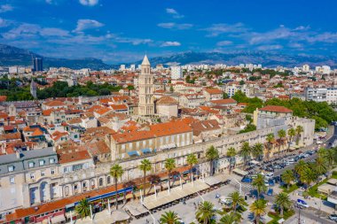 Hırvat kentinin hava manzarası Riva geçidinin arkasında bölündü