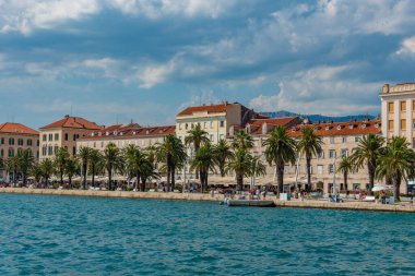 Hırvat kentinin şehir manzarası Riva geçidinin arkasında bölündü