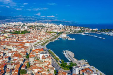 Hırvat kentinin hava görüntüsü bölündü