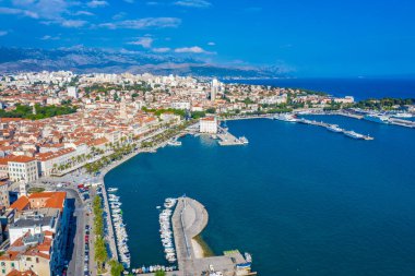 Hırvat kentinin hava görüntüsü bölündü