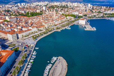 Hırvat kentinin hava manzarası Riva geçidinin arkasında bölündü