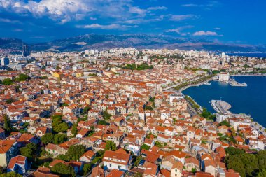 Hırvat kentinin hava görüntüsü bölündü