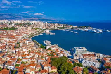 Hırvat kentinin hava görüntüsü bölündü