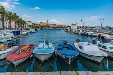 Split kenti demirleyen teknelerin arkasında görüldü